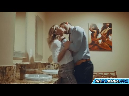 ❤️ وقتی یک بلوند بی تنه شما را در یک دستشویی عمومی اغوا می کند ️ پورن مقعد در fa.tukifporno.ru ❌❤